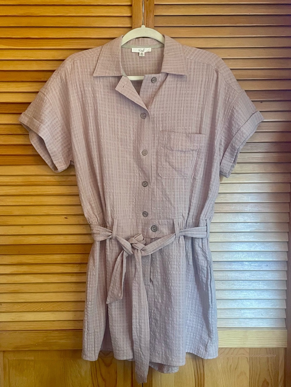 Easel Short-Sleeve Button Front Romper with Tie Waist. Women’s M